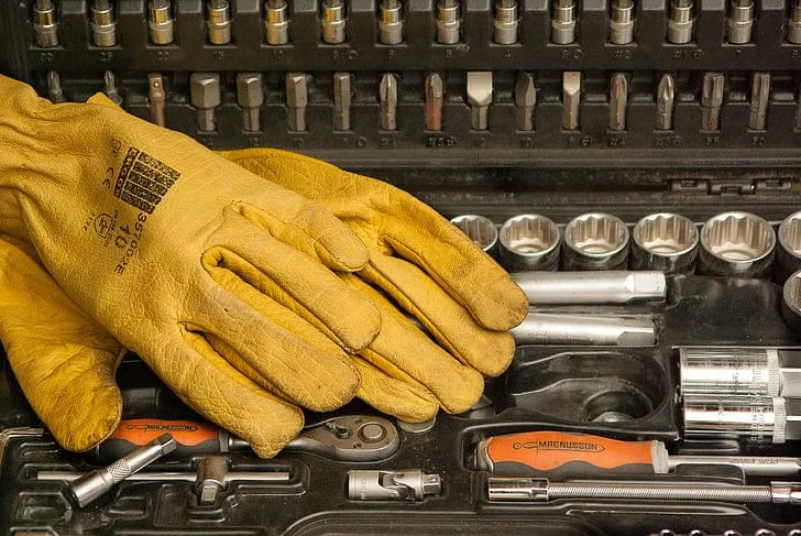 Illustration accompanying What are warehouse gloves?