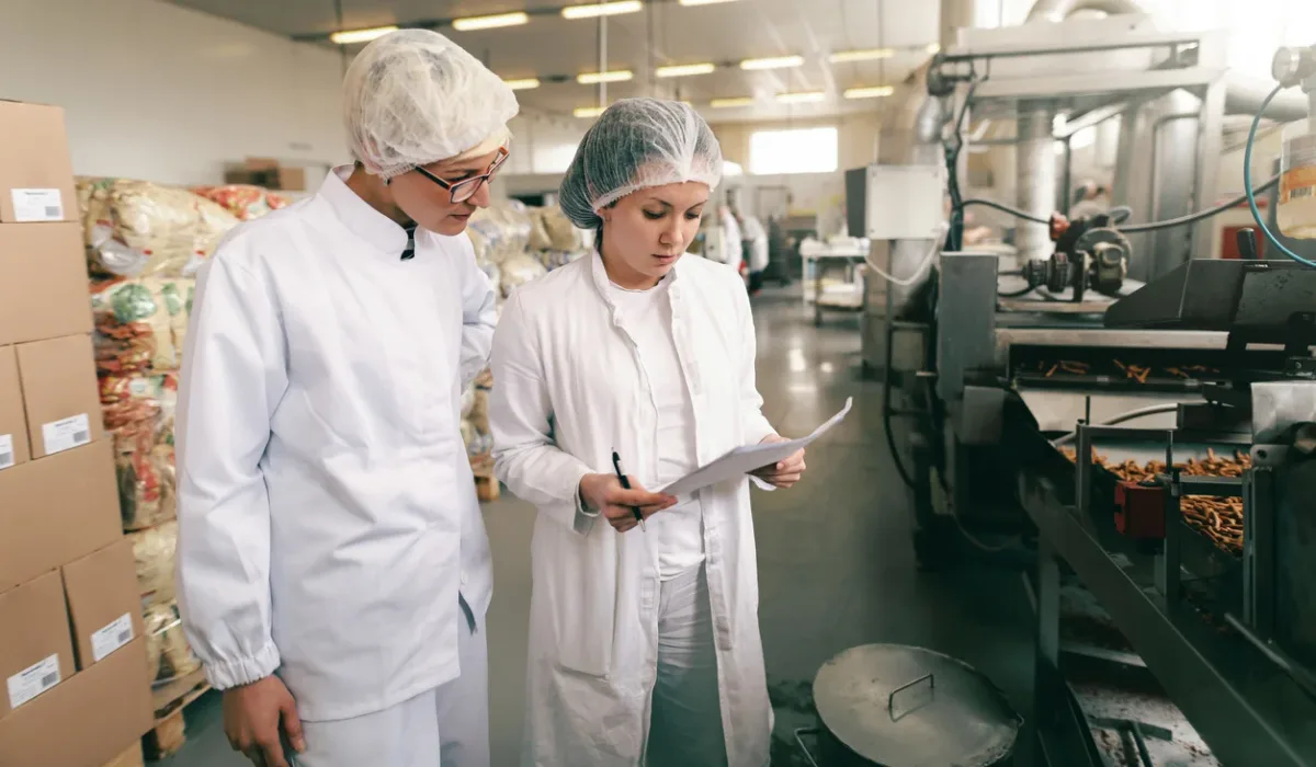 Food Processing Hygiene Zone showing color-coded workwear Illustration accompanying Food-Grade Workwear Systems: The “First Line of Defense” in Food Safety