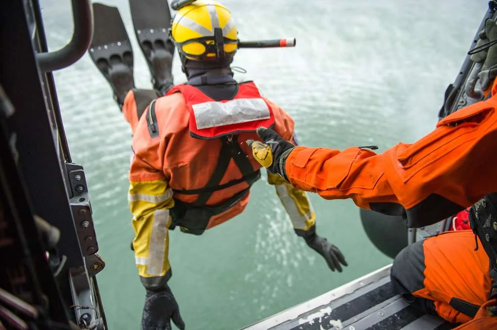 Industrial AR Smart Helmet AR Smart Helmet in Oil Rig