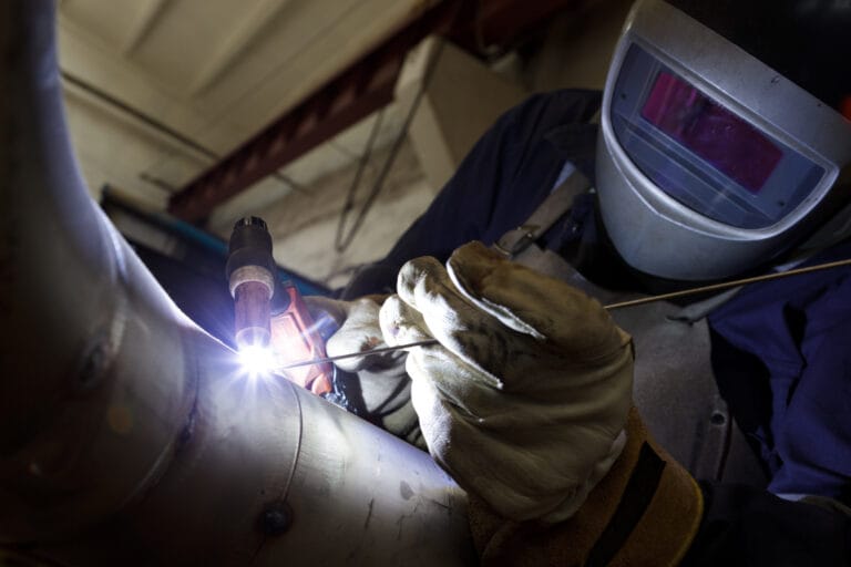 electric-arc-welder-welding